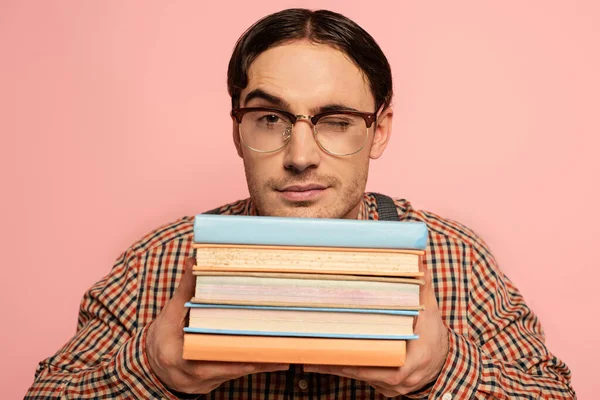 Occhiolino Nerd Maschile Occhiali Che Tengono Libri Isolato Rosa — Foto Stock