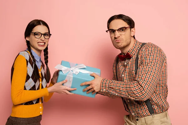 Couple Angry Nerds Eyeglasses Holding One Gift Pink — Stock Photo, Image