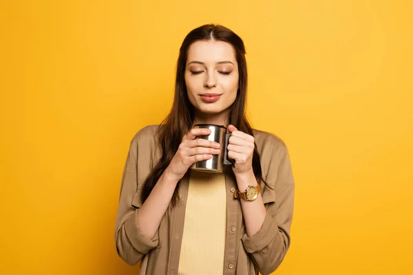 Beautiful Female Traveler Closed Eyes Smelling Coffee Cup Yellow — Stock Photo, Image