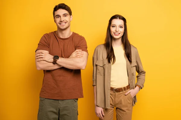 Casal Viajantes Bonitos Felizes Com Braços Cruzados Amarelo — Fotografia de Stock