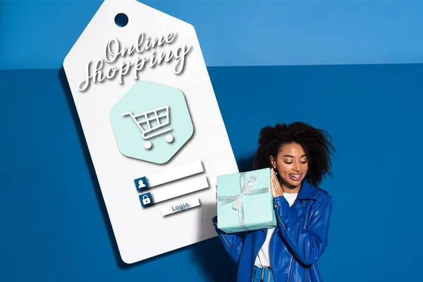 Gülümseyen Afrikalı Amerikalı Kadın Mavi Arka Planda Online Alışveriş Illüstrasyonuyla — Stok fotoğraf