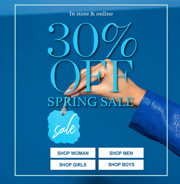 обрезанный вид африканской американки, держащей ярлык на синем фоне, 30 процентов скидка на весенние продажи иллюстрации
