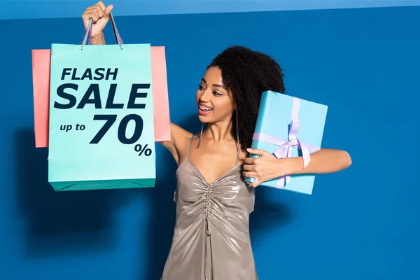 Feliz Hermosa Mujer Afroamericana Vestido Plata Que Sostiene Caja Regalo — Foto de Stock