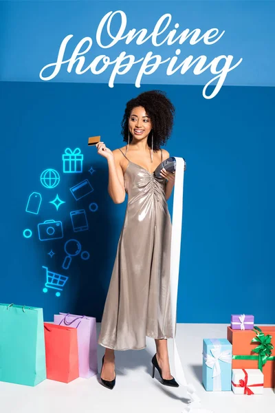 Щаслива Красива Афроамериканка Срібній Сукні Тримає Платіжний Термінал Чеком Кредитною — стокове фото