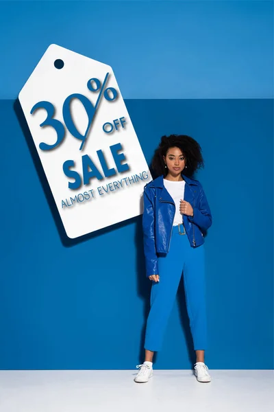 African American Woman Big Blank Price Tag Blue Background Percent — Stock Photo, Image