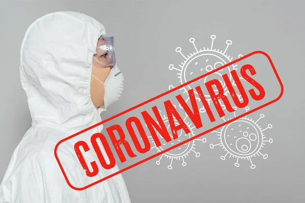 ハズマットスーツのアジア疫学者と灰色のコロナウイルスイラストで隔離されたマスクの — ストック写真