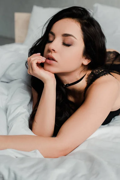 Aantrekkelijk Verleidelijk Meisje Zwart Lingerie Slaapkamer — Stockfoto