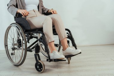 Beyaz arka planda tekerlekli sandalyedeki engelli kadın görüntüsü