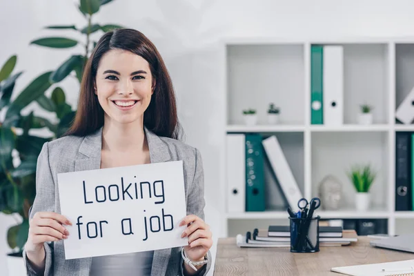 Pracownik Uśmiechający Się Pokazujący Plakietkę Szukaniem Pracy Biurze — Zdjęcie stockowe