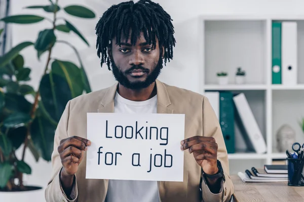 Африканский Американский Сотрудник Показывает Плакат Поиском Работы Буквы Офисе — стоковое фото