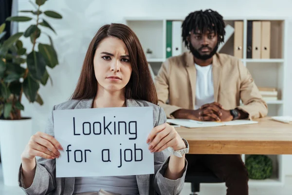 Besorgter Mitarbeiter Zeigt Plakat Mit Jobsuche Und Afrikanisch Amerikanischem Personalvermittler — Stockfoto