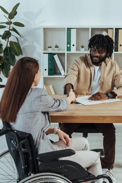 Funktionshindrad Anställd Och Afrikansk Amerikansk Rekryterare Skakar Hand Vid Arbetsintervju — Stockfoto