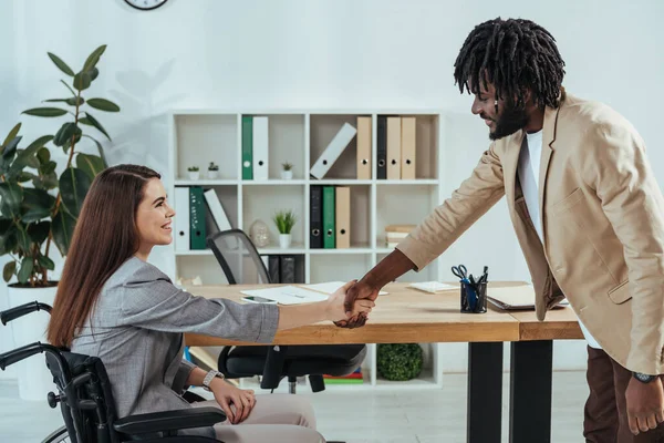 Empleado Discapacitado Reclutador Afroamericano Estrechando Mano Entrevista Trabajo Oficina —  Fotos de Stock