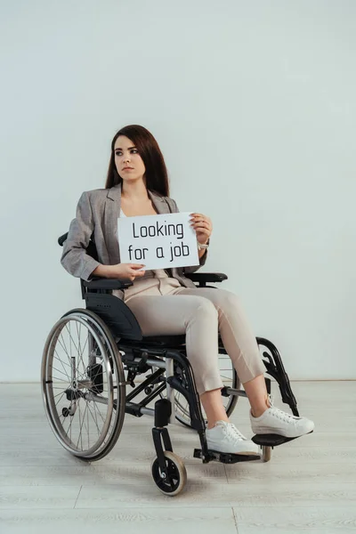 Femme Handicapée Regardant Ailleurs Tenant Une Pancarte Avec Recherche Emploi — Photo