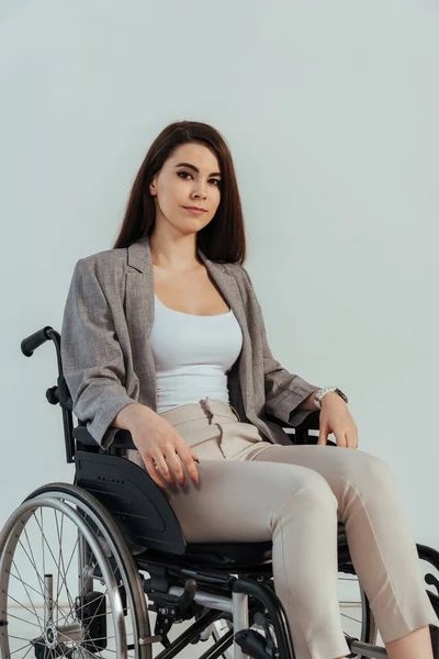 Mulher Com Deficiência Olhando Para Câmera Cadeira Rodas Isolada Branco — Fotografia de Stock