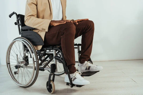 Vista Cortada Homem Americano Africano Cadeira Rodas Sobre Fundo Branco — Fotografia de Stock