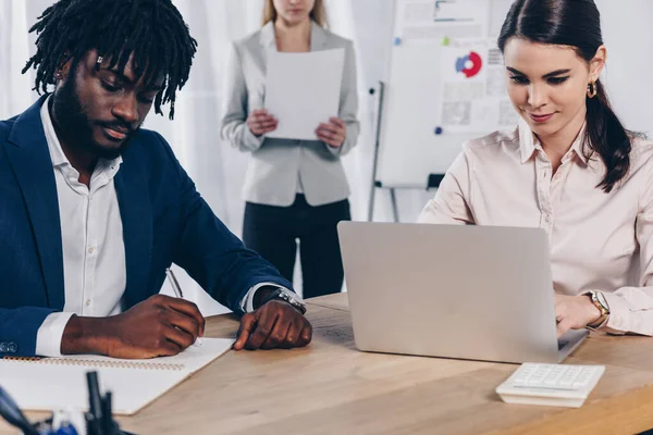 Medewerker Buurt Flip Multi Etnische Recruiters Werken Met Laptop Schrijven — Stockfoto