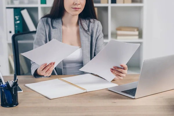 Ausgeschnittene Ansicht Des Personalvermittlers Mit Papieren Und Laptop Tisch Büro — Stockfoto