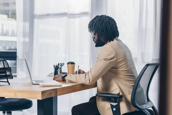 Enfoque Selectivo Del Reclutador Afroamericano Con Computadora Portátil Taza Papel — Foto de Stock