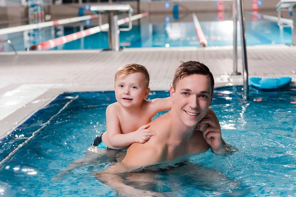 Criança Alegre Treinador Natação Olhando Para Câmera Piscina — Fotografia de Stock