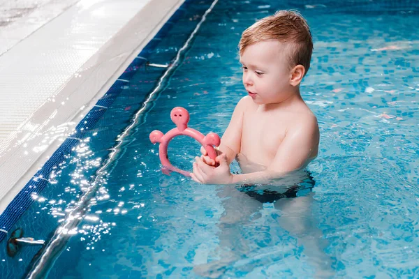 Niedliches Kleinkind Spielt Mit Gummispielzeug Schwimmbad — Stockfoto