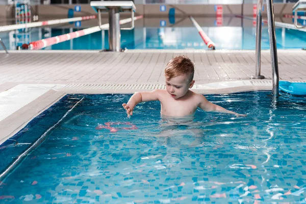 Cute Toddler Kid Looking Rubber Toy Swimming Pool — Stock Photo, Image