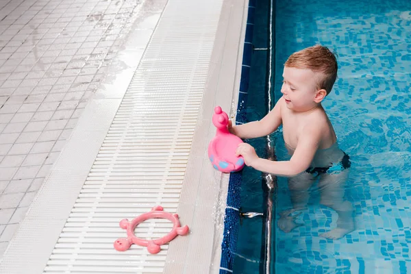 Niño Feliz Jugando Con Pato Goma Piscina — Foto de Stock