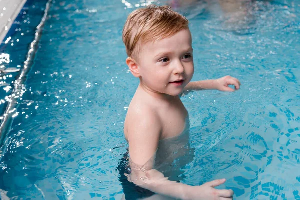 Nasse Und Entzückende Kleinkind Junge Schwimmbad — Stockfoto