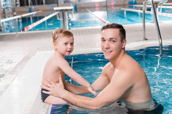 Treinador Natação Feliz Criança Perto Piscina — Fotografia de Stock