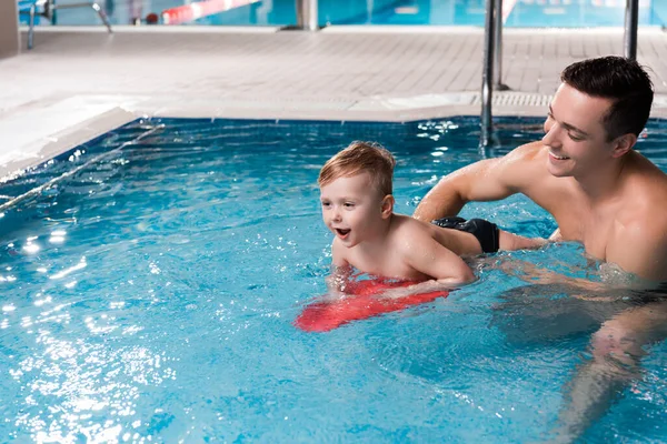 Тренер Плавання Викладає Щасливого Малюка Дошкою Плавання Басейні — стокове фото