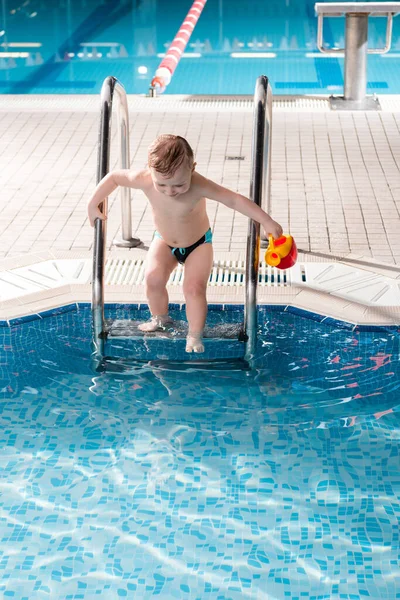 Schattig Peuter Jongen Met Speelgoed Klimmen Zwembad Ladder — Stockfoto