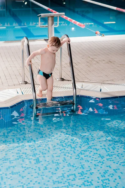 Niedlicher Kleinkind Junge Badehose Klettert Poolleiter — Stockfoto