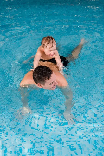 Alegre Natação Treinador Sorrindo Criança Menino Treinamento Piscina — Fotografia de Stock