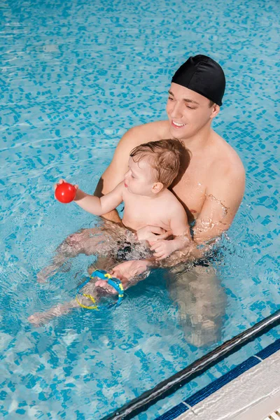 Веселий Тренер Плавання Тренувальній Шапці Милим Малюком — стокове фото