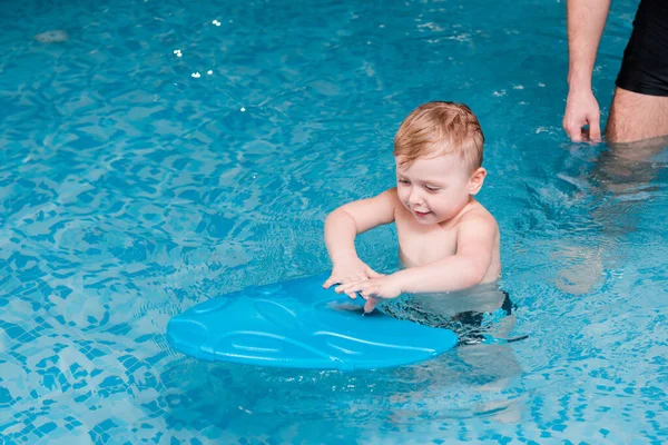 Søt Småbarnsgutt Som Svømmer Med Vippebrett Nær Svømmetreneren – stockfoto