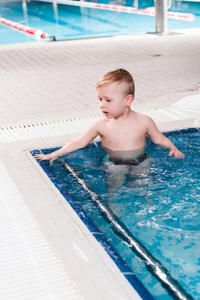 Menino Bonito Criança Piscina Com Água Azul — Fotografia de Stock