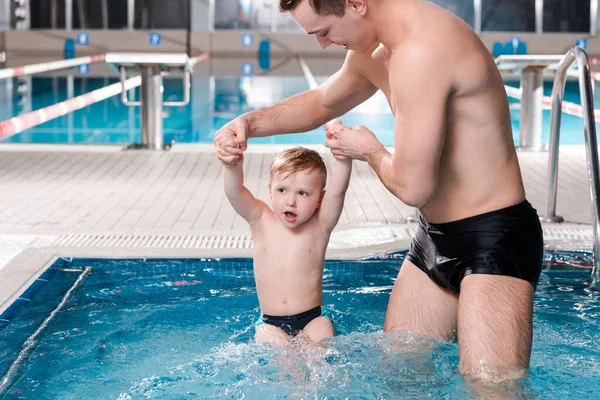 Entrenador Natación Mano Con Niño Piscina —  Fotos de Stock