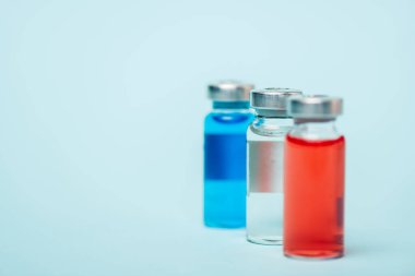 Mavi yüzeyde üç kavanoz hormonal uyuşturucunun seçici odağı