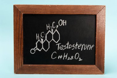 Testesteron formülü mavi arkaplanda tahtada