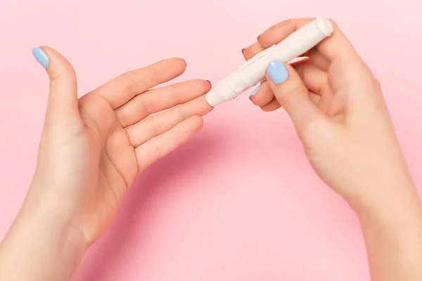 Vista Recortada Mujer Usando Lanceta Sobre Fondo Rosa — Foto de Stock