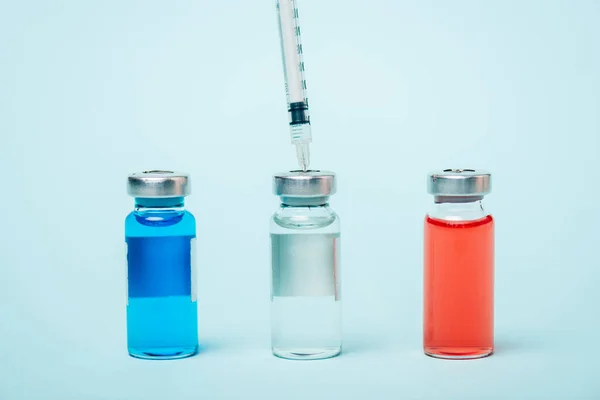 Bekijk Van Dichtbij Injectiespuit Potten Hormonale Drugs Blauw Oppervlak — Stockfoto