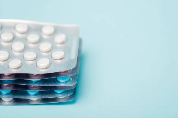 Visão Perto Pílulas Hormonais Bolhas Fundo Azul — Fotografia de Stock