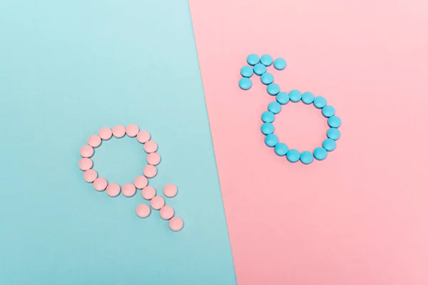 Vista Alto Angolo Segni Femminili Maschili Pillole Ormonali Sfondo Blu — Foto Stock