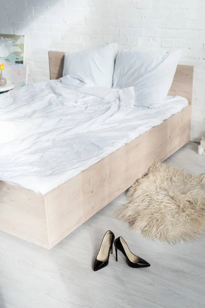 Hoge Hoek Uitzicht Bont Vrouwelijke Schoenen Buurt Van Bed Slaapkamer — Stockfoto