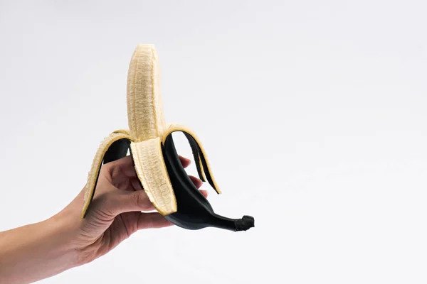 Abgeschnittene Ansicht Einer Frau Mit Geschälter Banane Isoliert Auf Weiß — Stockfoto