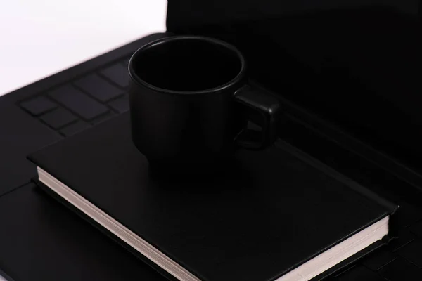 Svart Anteckningsbok Och Kopp Laptop Tangentbord Isolerad Vitt — Stockfoto