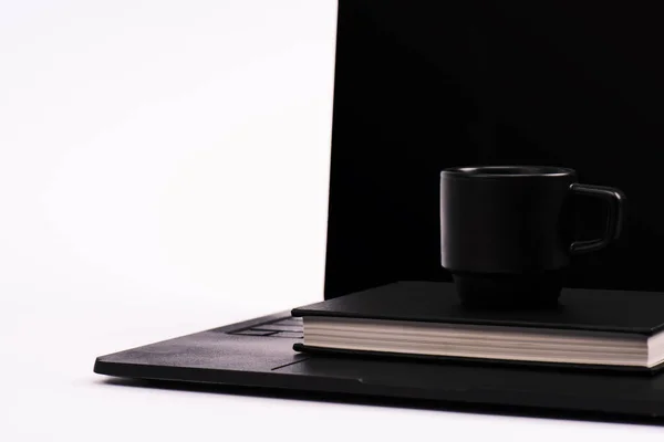 Черный Ноутбук Чашка Ноутбуке Чистым Экраном Изолированы Белом — стоковое фото