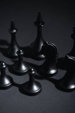 Siyah gölgeler yakınındaki satranç figürlerinin seçici odağı