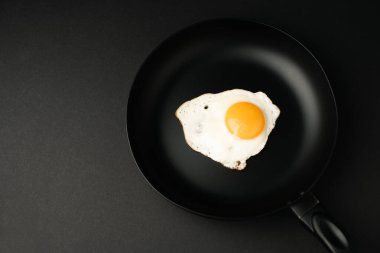 Kızartma tavasında sahanın üst görüntüsü. 