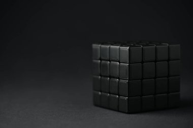 KYIV, UKRAINE - 21 Şubat 2020: Siyah üzerine siyah rubik küpün seçici odağı 